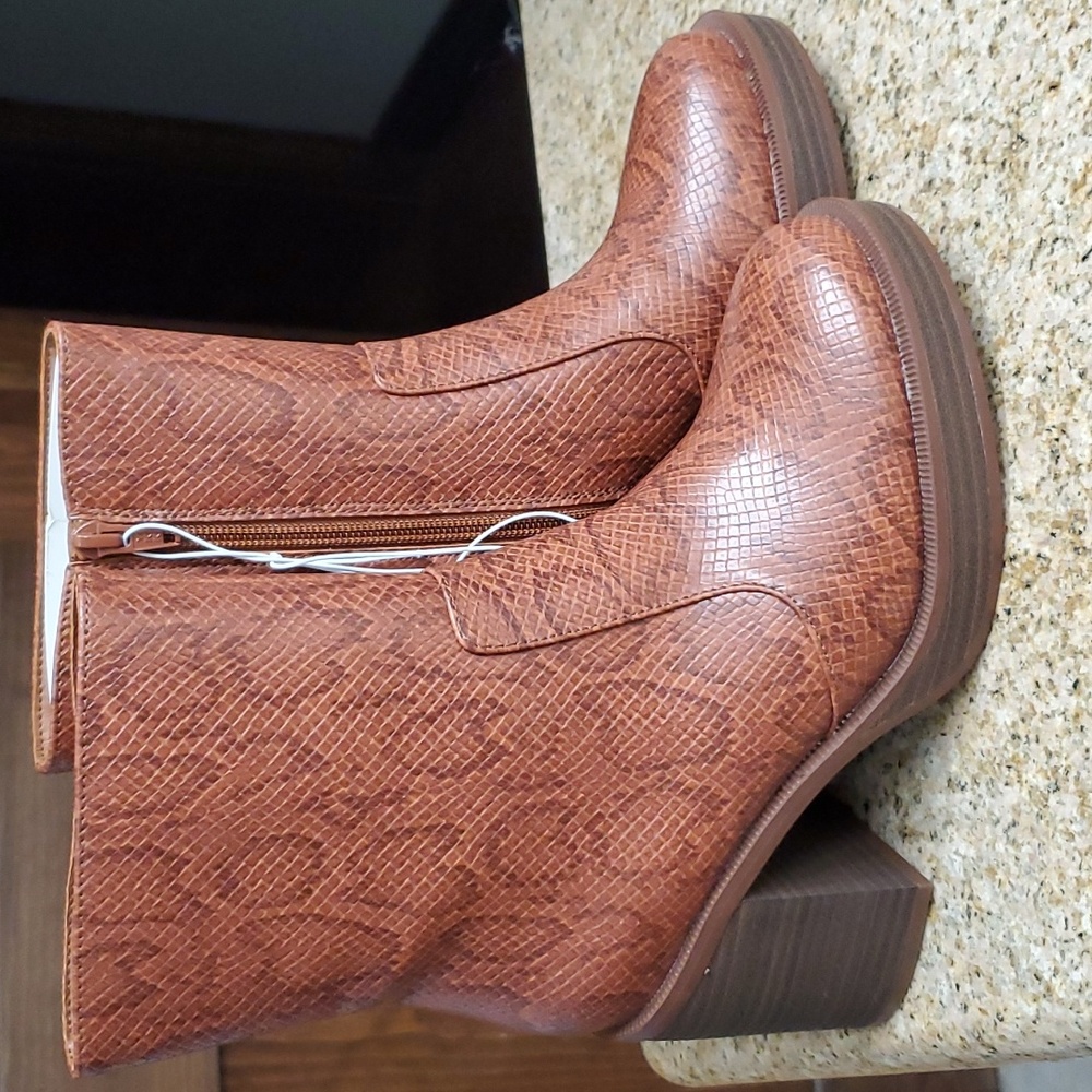 UNIVERSAL THREAD SIZE 6 MEMORY FOAM SIDE ZIP BOOTS